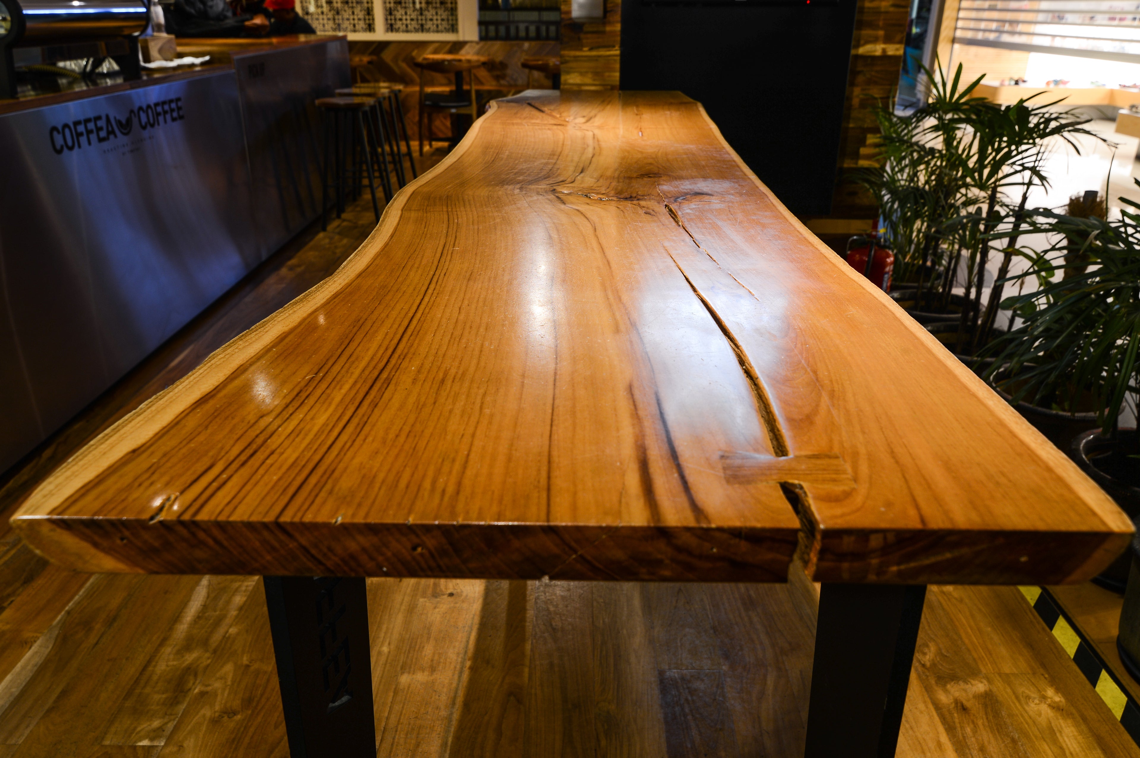 High-Quality Wooden Table Tops for Restaurants | Java Creations